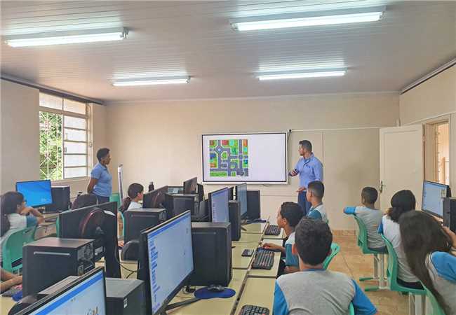 Aula inaugural na sala de Informática 